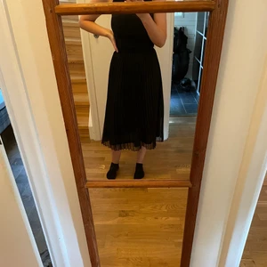 Kjol - Dåliga bilder så om ni vill ha fler är det bara att skriva! Men fina kjol från hm som är använd ca 5/6 gånger så fint skick! 