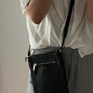 Ralph lauren mini crossbag - Have a bit of scratches on the zipper and stain as you can see from photos.