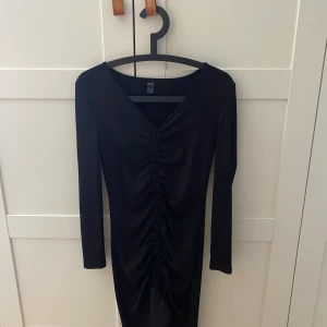 Trollhättan  - Säljer denna klänning i storlek S. Knappt använd, 80kr + frakt! 