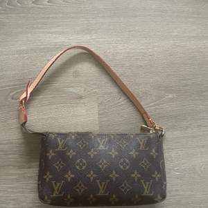 Säljer nu denna söta Louis Vuitton väskan som ‼️INTE‼️ är äkta🦋 Köparen står för frakten🦋