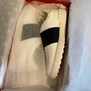 Valentino Garavani sneaker (svart)  - Valentino skor, väldigt bra skick bara använt dem runt 5 gånger, säljes pga fel storlek. Passar dig med storlekarna 41-42. 