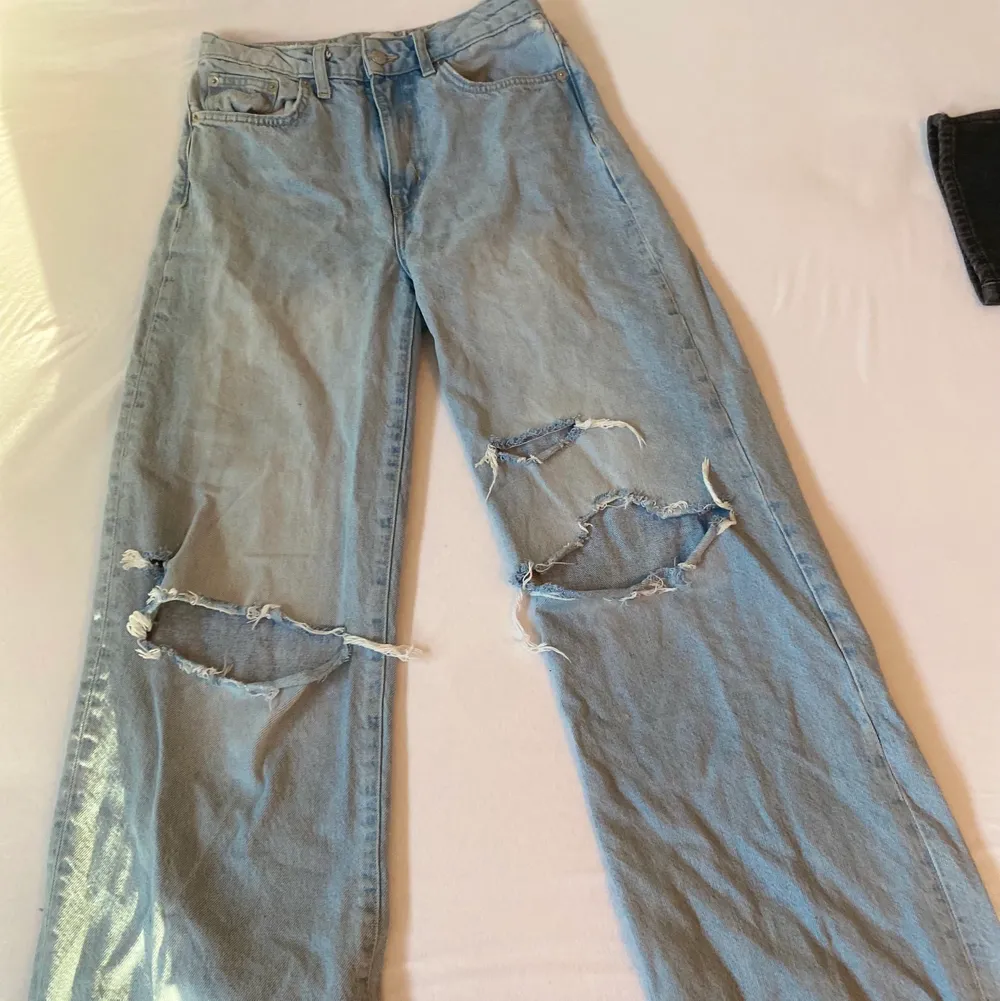 Säljer nu dessa fina jeans från Lager 157. Använt ett fåtal gånger!  Ser ut som nya! Storleken är S men kan passa för dem som vanligtvis har M. 🫶🏼🥰. Jeans & Byxor.