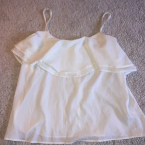 Vitt linne  - Fint vitt linne med volang! 