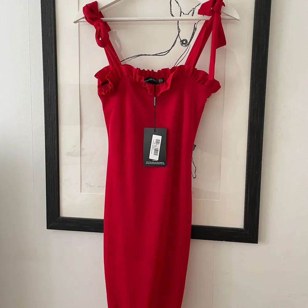 Röd Pretty little thing klänning i en tightare modell som aldrig har används❤️ 50kr+frakt. Klänningar.
