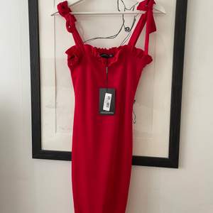 Röd Pretty little thing klänning i en tightare modell som aldrig har används❤️ 50kr+frakt