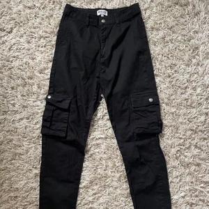 Cargobyxor - Svarta cargobyxor från madlady i strl xs. Mycket fint skick. Kan skicka fler bilder😊 Köpare står för frakt