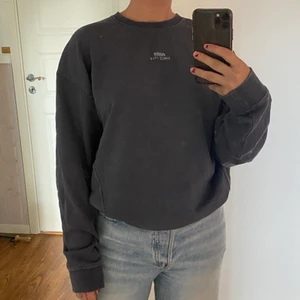 Puma sweatshirt strl S  - Mörk grå/blå Puma sweatshirt, köpt från Zalando för 1 år sedan. Strl S, lite oversized. Något urtvättad.  (Köparen står för frakt) 