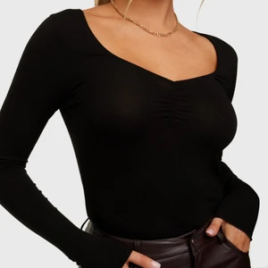 svart långärmad tröja  - Basic långärmad tröja perfekt nu till höstterminen. Skönt material och jättefin framtill 🧚🏻‍♂️ Kan fraktas (köparen står för fraktkostnaden) 📦 eller mötas upp i Örebro. 