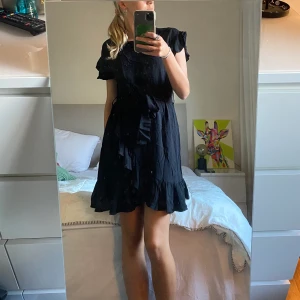 Klänning - Klänning från NA-KF, AFJ kollektionen. I strl S. Sparsamt använd. Nypris: 399kr Mitt pris: 80kr Vid en snabb affär kan priset diskuteras 💸 Kan mötas i Tyresö eller skickas. Frakt kan tillkomma! 