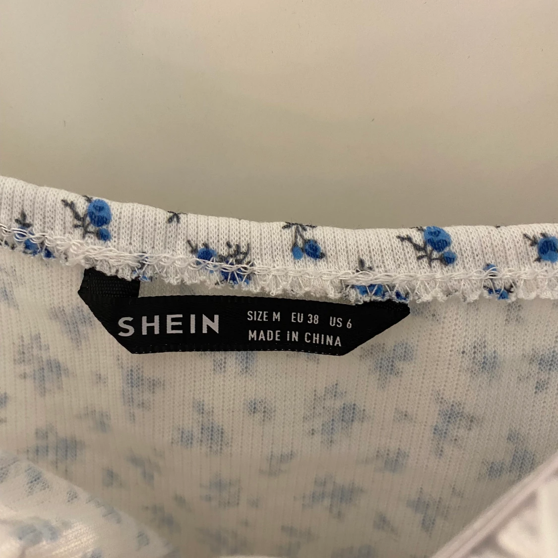 Blommig tajt klänning  - 91