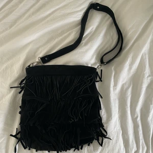 Maje liknade väska  - En skott snygg väska i moca, är knappt andvände och i jätte bra skikt. Funkar att ha med sig överallt då den är lite större💗💗