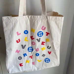 Harry Styles tygkasse  - Helt oanvänd tygkasse köpt på Harry Styles konserten i somras för 350kr✨✨