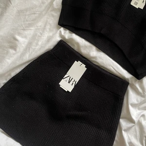 Stickad kjol, Zara - Säljer min oanvända kjol från zara som är stickad, med prislapp på🌸 slutsåld på zara, säljer även den stickade västen som hör till kjolen i en annan annons! (Sista bilden är inte min) perfekt till hösten
