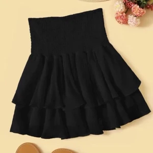 En svart, en vit och en beige volangkjol från Shein💞 - Funderar på o sälja mina superfina kjolar från shein då jag har för många volangkjolar. I nyskick, inte använda många gånger alls! Tänkte mig 1 för 85 och alla för 240. Pris går alltid att diskutera💞 (kan också användas som topp ju!)