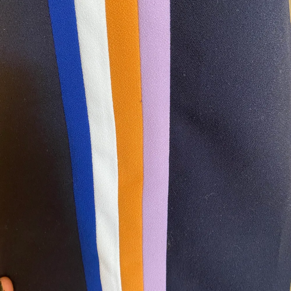 Marinblå kostymbyxor med ränder på sidorna. Strl M. Jeans & Byxor.