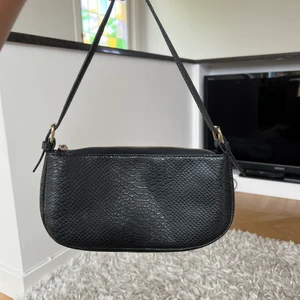 Väska  - Säljer denna fina väska från Bianca ingrossos egna märke som hon inte har kvar längre. Väskan köptes för 500 o är i väldigt fint skick så säljer för 190❤️