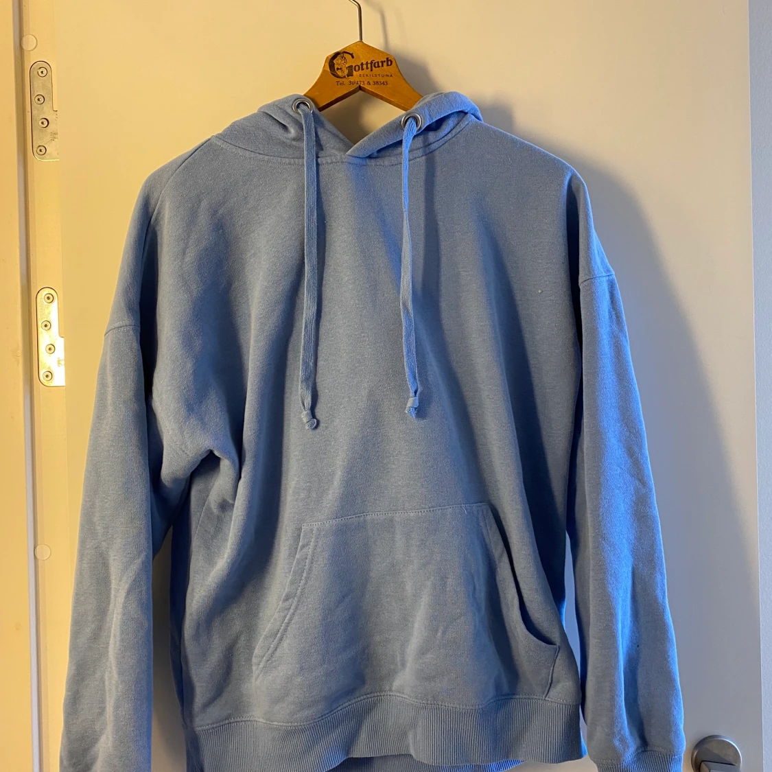 Ljusblå hoodie