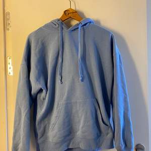Ljusblå hoodie från New Look. Strl S