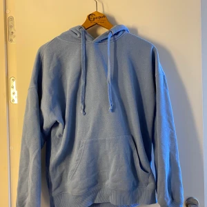 Ljusblå hoodie - Ljusblå hoodie från New Look. Strl S
