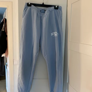 Mjukisbyxor från lager 157 - Säljer ett par oanvända mjukisar med tryck på från lager 157. Dom är i storlek L men skulle mer säga en M. Nypris 300 men säljer för 55 + frakt ca 45 kr