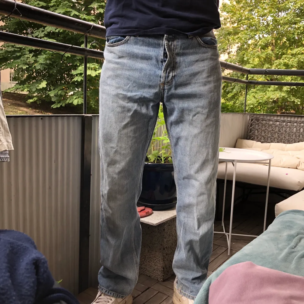 Raka skitsnygga carhartt jeans som helt enkelt inte kommer till användning längre. Jag är 179cm lång för referens till storlek. Skriv till mig om du har frågor om frakt eller pris eller vad som helst. . Jeans & Byxor.