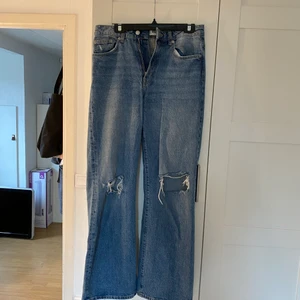 Håliga jeans i stl M  - Säljer ett par jeans från lager 157 i fint skick. Tyvärr för stora för mig. Säljer dessa för 50 kronor + frakt runt 55kr