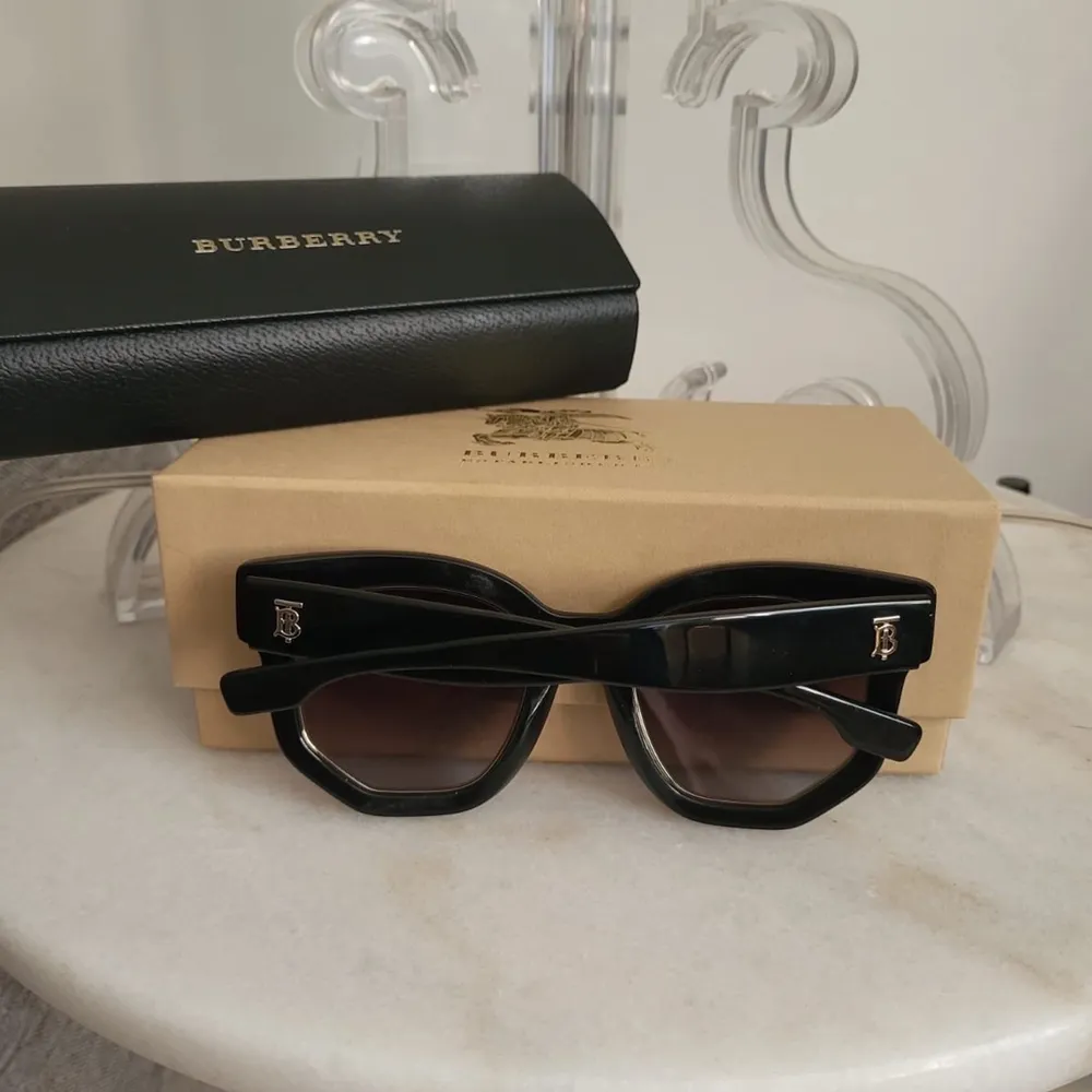 Äkta Burberry solglasögon, knappt använda och i ny skick.. Accessoarer.