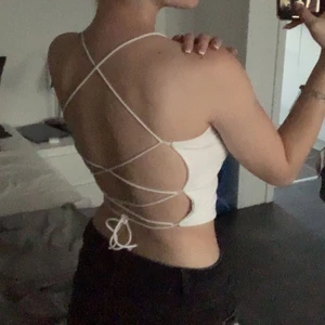 Vit topp - Super fin vit topp med öppen rygg💞 i storlek M men jag som har S kan ha den. köparen står för frakt!