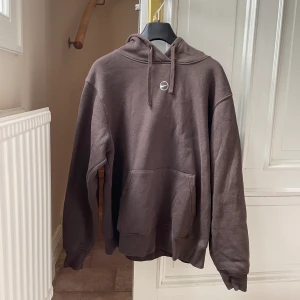 Nike hoodie - En brun Nike hoodie som är sparsamt använd.Säljer pga den är för liten , nypris 799 kr 