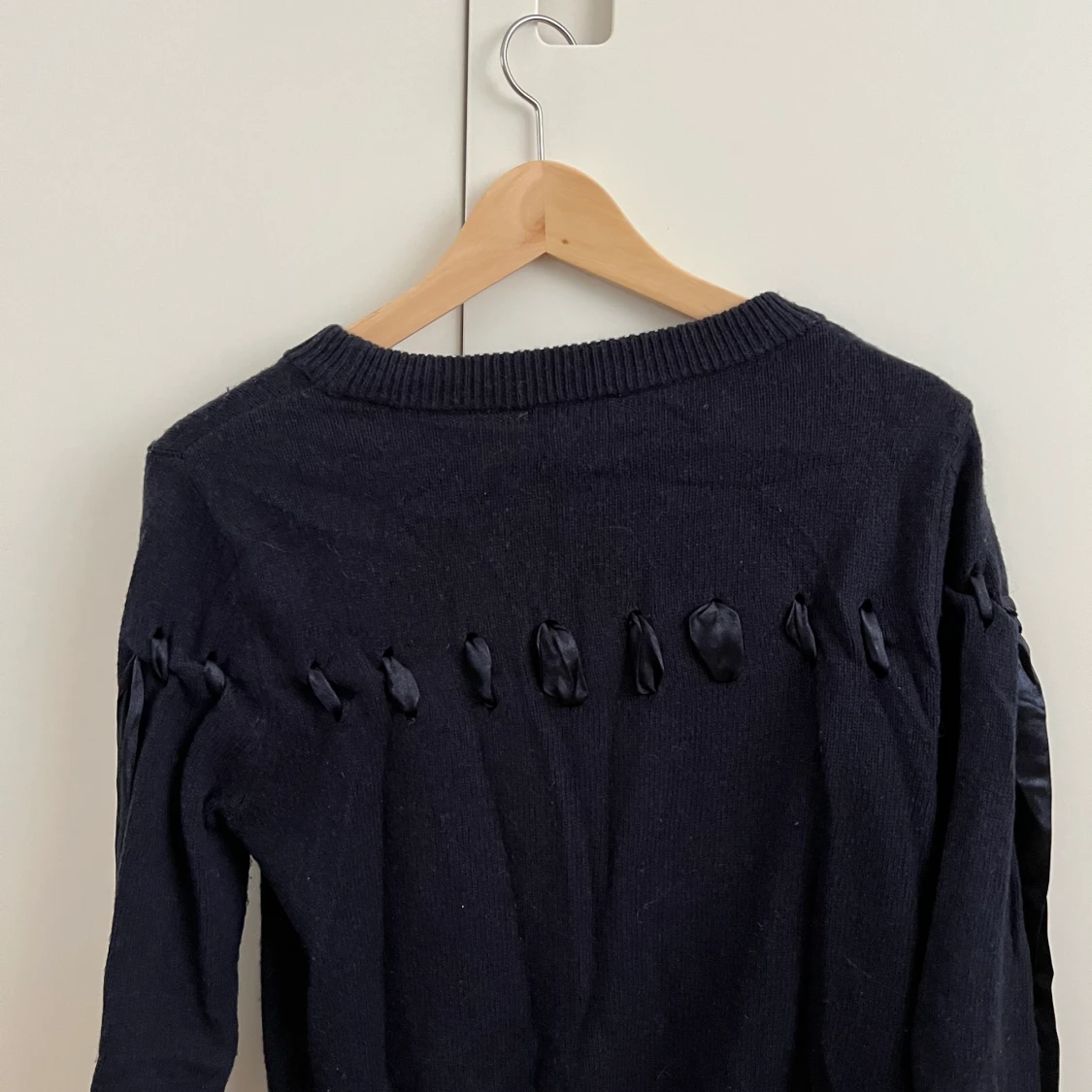 Stickad tröja med band - 91