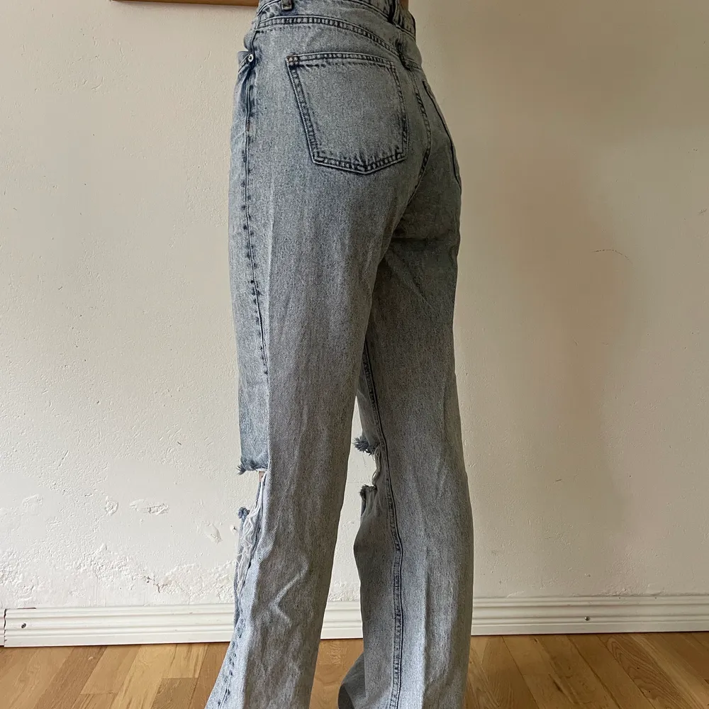 Dessa fina slitna nakd jeansen som inte kommer till användning längre. Flyttar utomlands snart och kommer enbart ha tid att posta fram tills 8/9 så passa på!! 💘 TRYCK INTE PÅ KÖP DIREKT!. Jeans & Byxor.