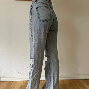 Nakd jeans - Dessa fina slitna nakd jeansen som inte kommer till användning längre. Flyttar utomlands snart och kommer enbart ha tid att posta fram tills 8/9 så passa på!! 💘 TRYCK INTE PÅ KÖP DIREKT!