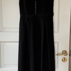 Svart Byxdress  - Byxdress från HM. Säljes pga för liten. Jag är 174 cm och den är inte för kort i benen. Sparsamt använd.