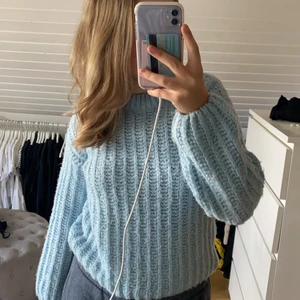 Stickad tröja  - Super fin babyblå stickad tröja från NA-KD som inte kommer till användning. Köparen står för frakten som är 66kr💙💙💙