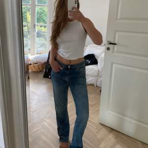 Super snygga toteme jeans som tyvärr är för stora för mig. Rak i modellen och är lite för långa för mig som är 162cm. Färgen vintage wash och ordinarie pris är 2100kr. Använda ca 3 gånger så som nya. Köparen står för frakten! 