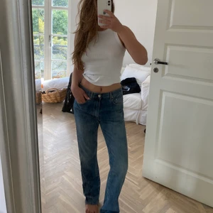 Toteme jeans - Super snygga toteme jeans som tyvärr är för stora för mig. Rak i modellen och är lite för långa för mig som är 162cm. Färgen vintage wash och ordinarie pris är 2100kr. Använda ca 3 gånger så som nya. Köparen står för frakten! 