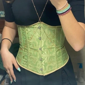 Under boob korsett topp  - En grön mönstrad korsett som går under brösten i storlek S. Endast använd 1-2 ggr och är i nyskick 
