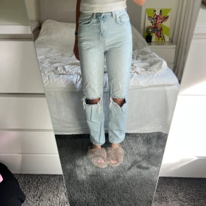 Jeans - Jeans från Ginatricot  I strl 32. Sparsamt använda. Nypris: 499kr Mitt pris: 150kr Vid en snabb affär kan priset diskuteras 💸 Kan mötas i Tyresö eller skickas. Frakt kan tillkomma!