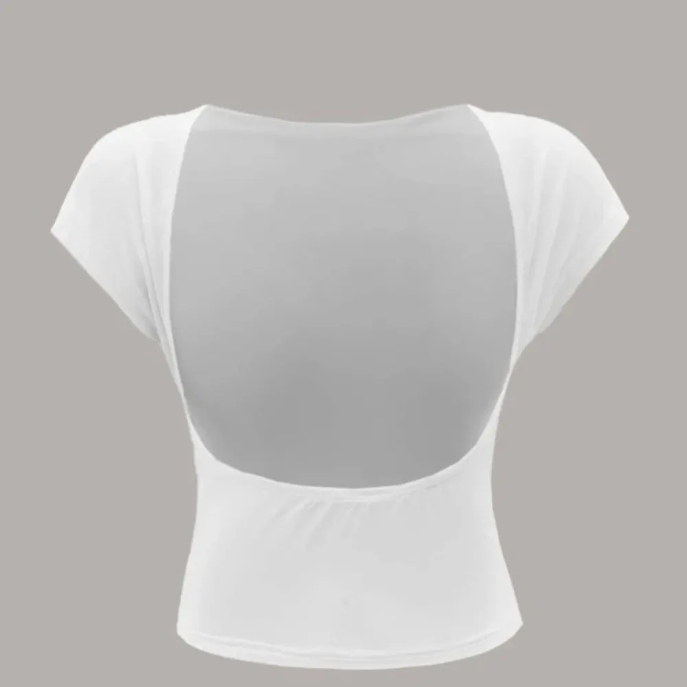 Jättesöt t-shirt med öppen rygg😍 Storlek XS, från shein. Säljer då jag inte använder den. Skriv för bilder på🫶🏽. T-shirts.