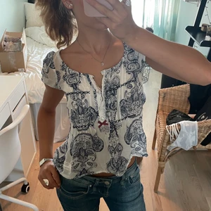 Jättefin Odd Molly topp/blus  - intressekoll på min super fina blus / topp från Odd Molly. Köpt på Sellpy men super fint skick! Säljer endast vid bra bud, så buda från 160kr i kommentarerna💕💕 (frakt pris varierar beroende på hur köparen vill att den ska skickas)✨✨ 
