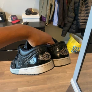 jordan 1s low carbon fiber - säljer ett par ovanliga jordan lows som kostar 3500kr på nätet säljes billigt då jag inte har någom box till dem samt att dem är använda strl 45 men sitter perfecto på mig som ofta ha 43