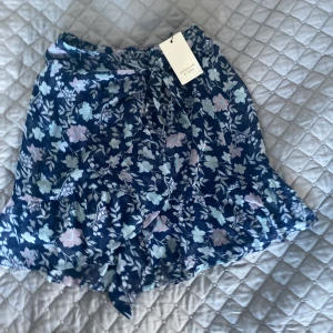 Kjol och topp från Nelly  - Aldrig använda! En omlott kjol från Nelly trend och en singoalla topp. Båda i stl xs.  400kr för båda  250kr styckvis. 