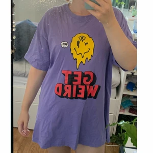 T-shirt oversized - ”Get Weird” oversized t-shirt från märket Rotation (köpt på Carlings). Passar perfekt som t-shirtklänning eller bara som en vanlig topp. Den är i bra skick, ej sliten:)!