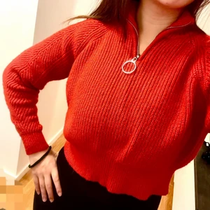 Pieces Röd tröja Strl M - Skön och varm tröja som passar perfekt till höst och vinter. Har ej använt mycket, är i väldigt gott skick. 