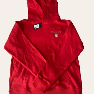 Gant hoodie  - Gant tröja aldrig använd, köptes för 799 kan sänka priset vid en snabb affär 💞