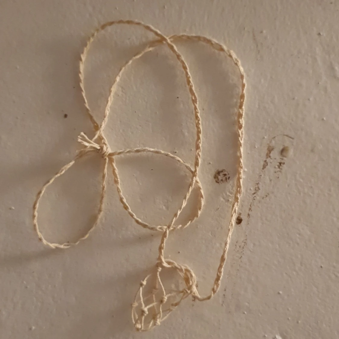 Knutet halsband till kristaller. - 90