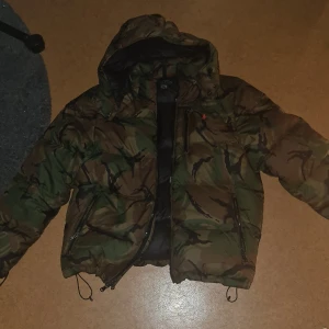 raulph lauren polo camo puffer jacka - jacka från polo som är i 9/10 skick och går för 4500 kr ny köparen stör för frakt