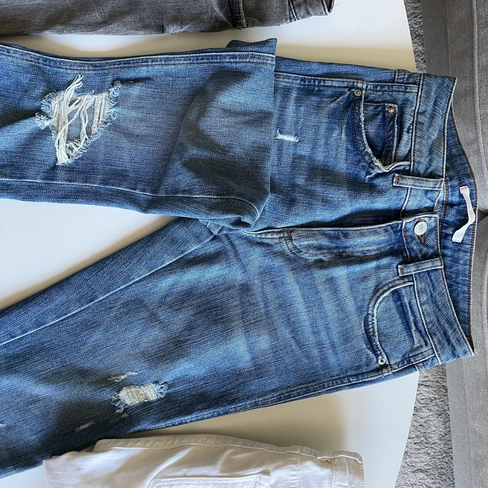 Jeans i grå, blå och vit färg, alla i storlek 34. 50 kr/st eller alla 3 för 100 kr. . Jeans & Byxor.