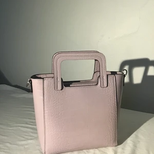 Väska - Vill nån ha en super söt lila väska, för då har ni kommit rätt.💜 Vet ej vad den är ifrån för jag köpte den för flera år sedan. Har nästan aldrig använt den det är därför jag vill sälja den😊 Den som vill köpa väskan står för frakten. 