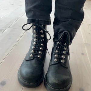 Dr martens💘 - Säljer dessa skitballa dr martens perfekta nu till hösten/vintern i storlek 38, hör av er vid frågor💕💕